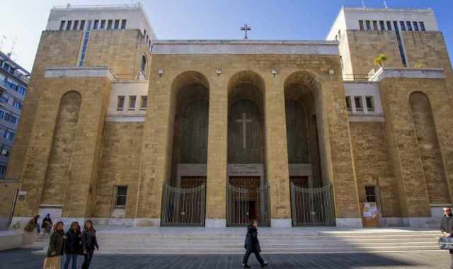 Bari, San Ferdinando: quella chiesa-simbolo che vive in simbiosi con negozi e condomni